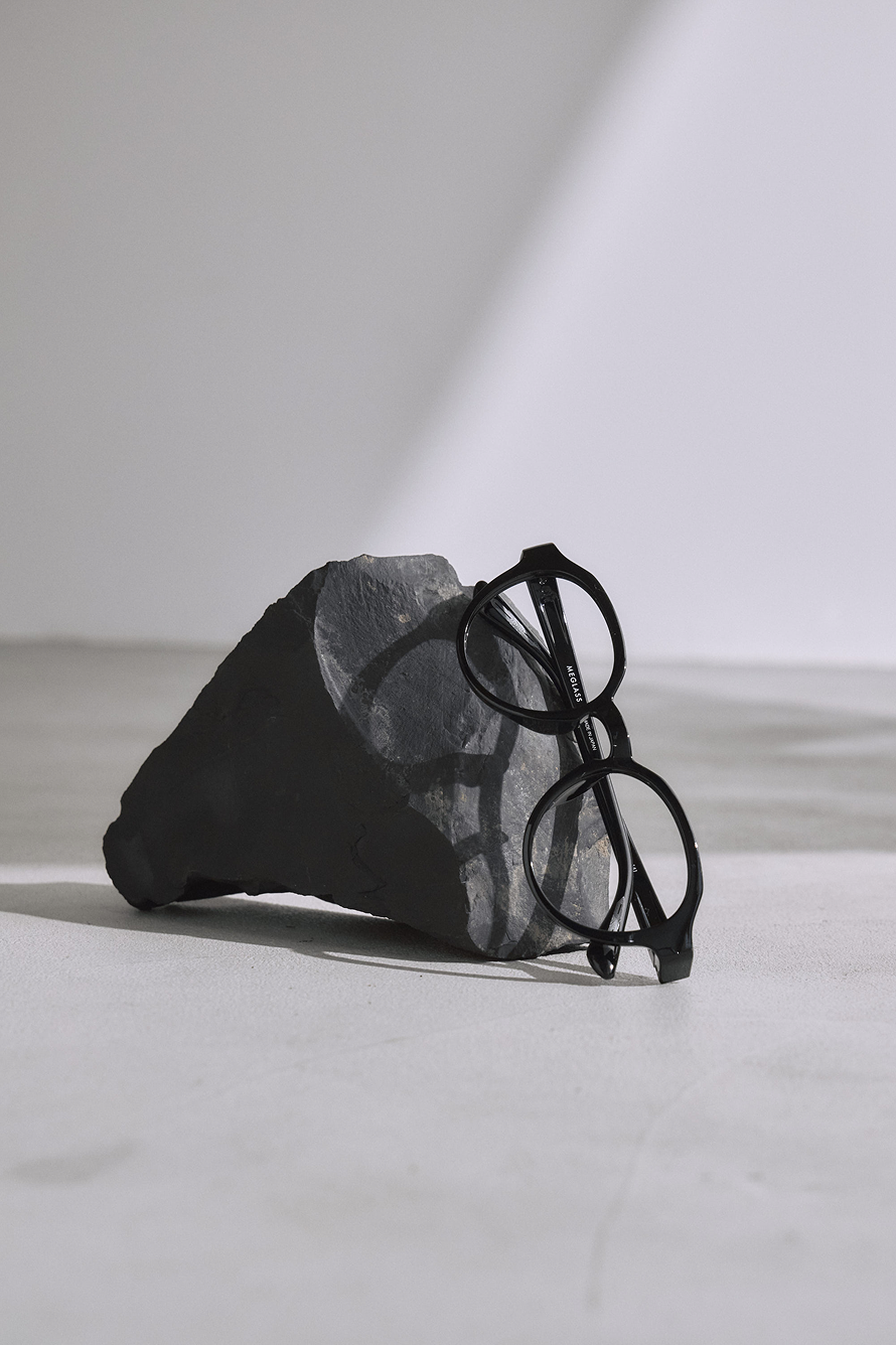 天然鉱石由来素材を使用したMEGLASSのコンセプトイメージ