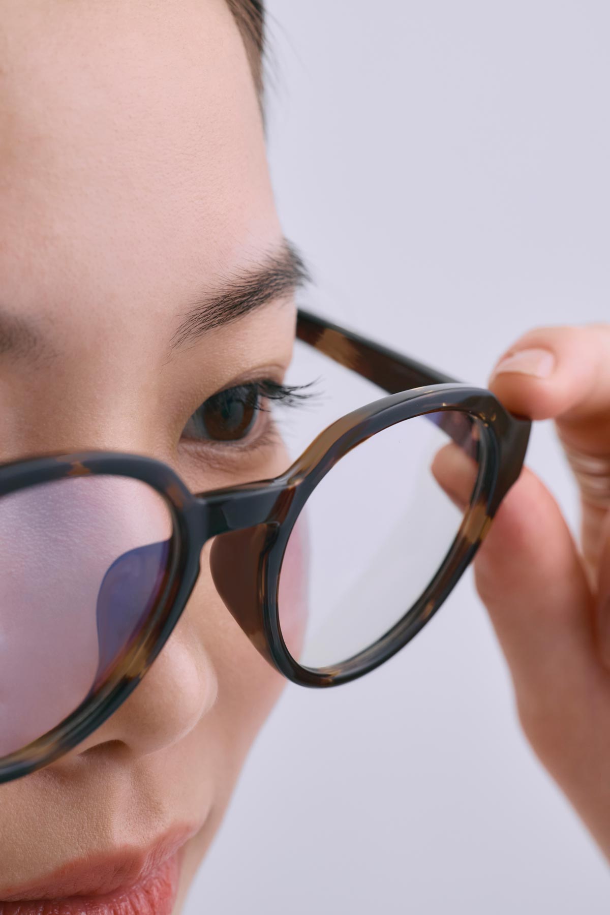 ブルーライトカットレンズを採用したメグラス（MEGLASS）の着用イメージ（目元のアップ）