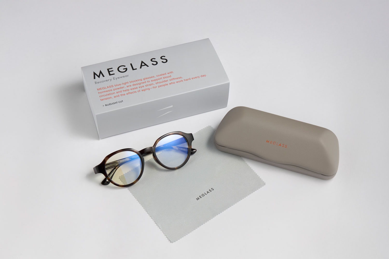 メグラス（MEGLASS）の専用ボックス、オリジナルケース、メガネ拭きが分かる付属品イメージ