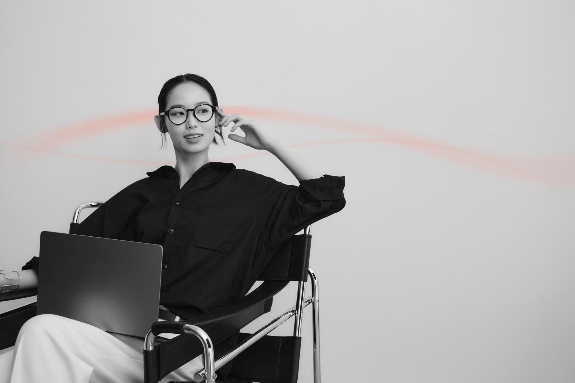 仕事中にMEGLASSを着用する日常シーン。かけるだけで目もとから巡りに寄り添うリカバリーアイウェアのコンセプト