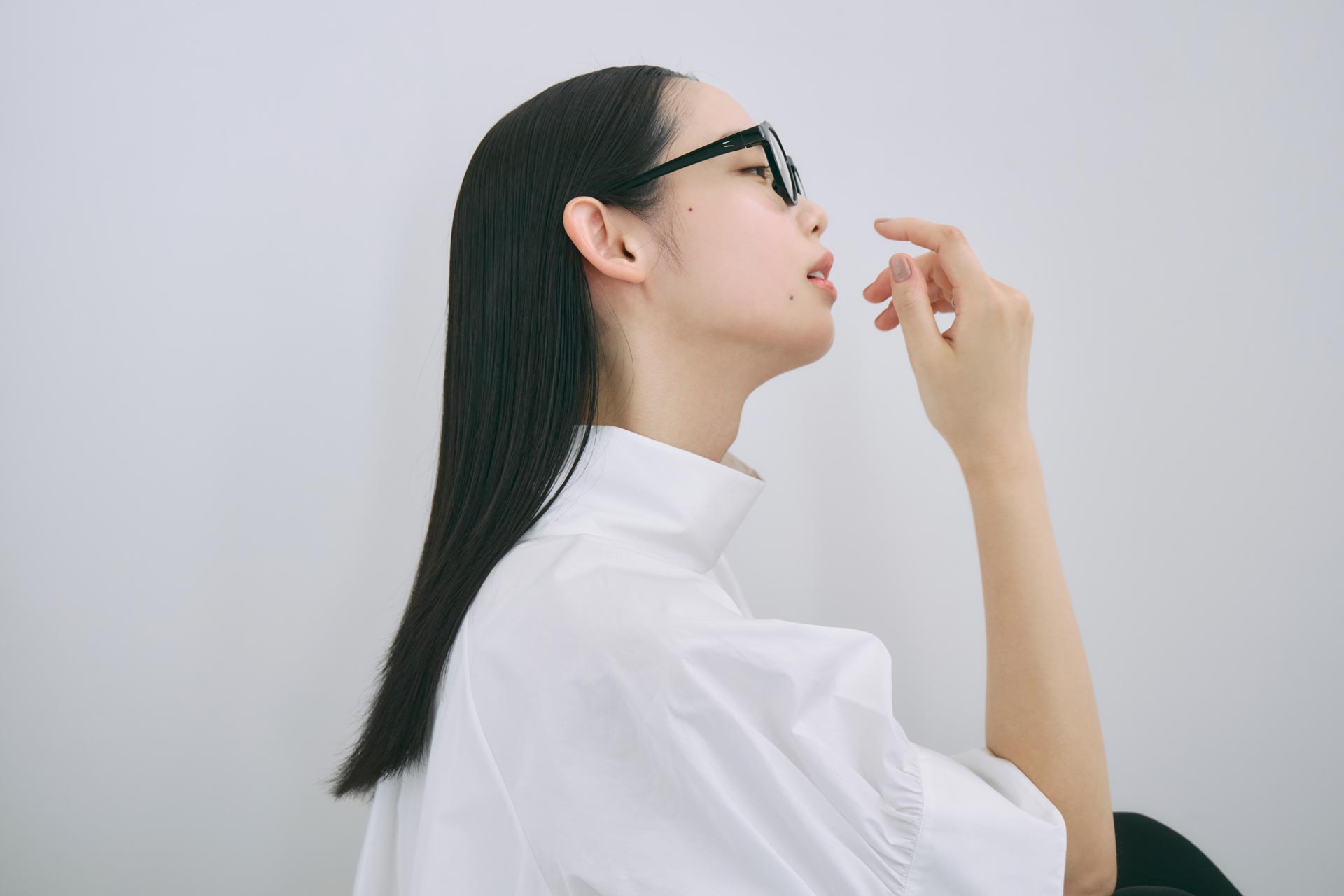 MEGLASSを着用した女性のサイドスタイル。PC作業や日常シーンを想定したリカバリーアイウェアのイメージ