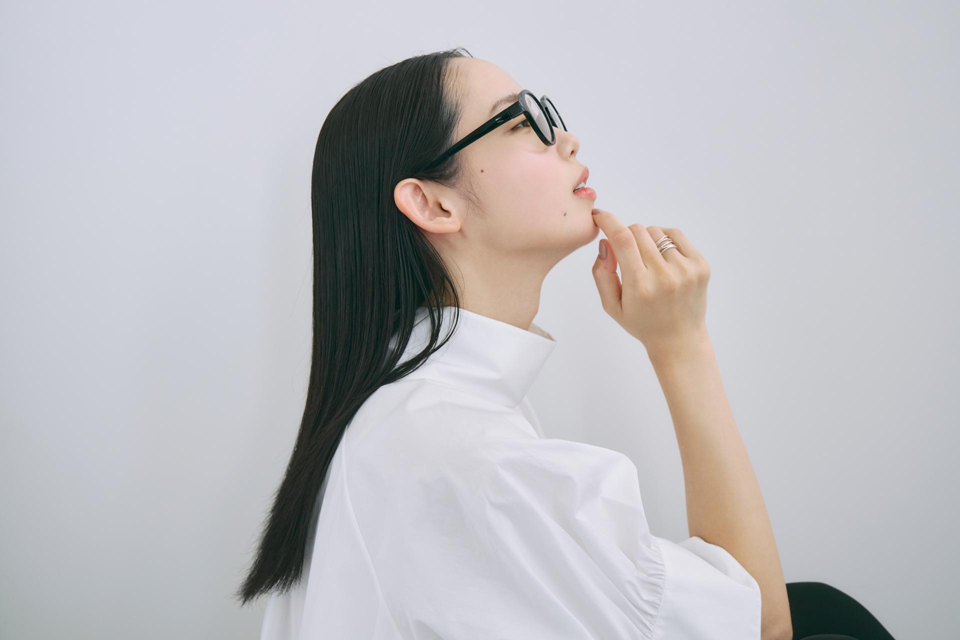 MEGLASSを着用した女性の横顔カット。シンプルなデザインで毎日のセルフケア習慣に寄り添うアイウェアS